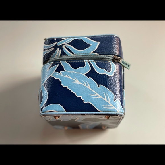 Roxy | Y2K Blue Hibiscus Cosmetic Travel Case - Picture 7 of 16